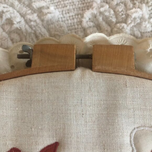 LARGE VINTAGE QUILTED EMBROIDERY ART IN WOODEN HOOP FRAME - Picture 7 of 8